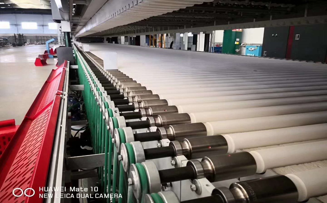 鋼化爐陶瓷輥和輥道對(duì)玻璃外形的影響